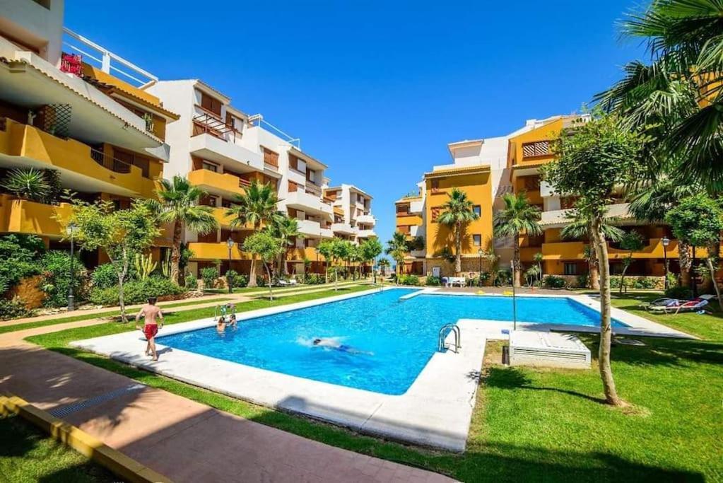 Olivia Sunny 2 Bedroom Apartament Punta Prima 托雷维耶哈 外观 照片